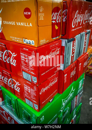 Fälle von verschiedenen Geschmacksrichtungen von Coca-Cola und Koks Marken in einem Supermarkt in New York am Donnerstag, den 1. August 2019. (© Richard B. Levine) Stockfoto