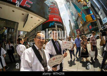 Markenbotschafter gekleidet wie Sushi Köche souvenir Lüfter für den Börsengang der Kura Sushi USA an der Nasdaq Börse am Donnerstag verteilen, 1. August 2019. Kura Sushi USA handelt es sich um eine revolvierende Sushi Restaurant berechnet als Tech-Saavy und ist Tochter des japanischen Kette mit 400 Standorten. (© Richard B. Levine) Stockfoto