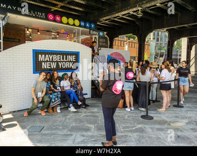 Besucher feiern Nationalen Lippenstift Tag an einem Maybelline pop-up-Branding event in Hudson Yards in New York am Montag, 29. Juli 2019. Die maybelline Auf dem Weg Pop-Up angeboten kostenlose Proben der comapny Lippenstift sowie Mini-braue Umarbeitungen. Maybelline ist eine Marke von L'Oreal mit Sitz in 10 Hudson Yards entfernt. (© Richard B. Levine) Stockfoto