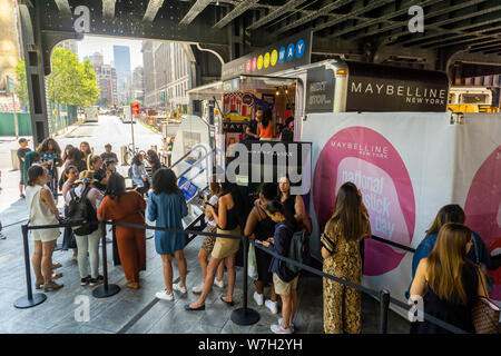 Besucher feiern Nationalen Lippenstift Tag an einem Maybelline pop-up-Branding event in Hudson Yards in New York am Montag, 29. Juli 2019. Die maybelline Auf dem Weg Pop-Up angeboten kostenlose Proben der comapny Lippenstift sowie Mini-braue Umarbeitungen. Maybelline ist eine Marke von L'Oreal mit Sitz in 10 Hudson Yards entfernt. (© Richard B. Levine) Stockfoto