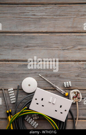 Elektrische Werkzeuge und Geräte auf einem hölzernen Hintergrund Stockfoto