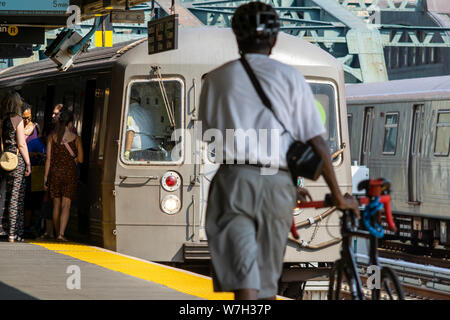 Eine U-Bahn auf dem "G" Linie Boards an der 4. Avenue Station auf der erhöhten Teil des IND-Zeile in der gowanus Nachbarschaft von Brooklyn in New York am Sonntag, 28. Juli 2019. (© Richard B. Levine) Stockfoto