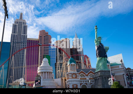 Das New York-New York Hotel & Casino auf dem Las Vegas Strip in Nevavda, das die Achterbahn Big Apple zeigt Stockfoto