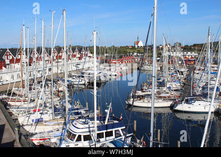 BAGENKOP, Dänemark, 17. JULI 2019: Blick auf den malerischen Hafen von Bagenkop in Dänemark, an einer geschäftigen Sommer Abend. Bagenkop ist ein beliebter Ferienort Stockfoto