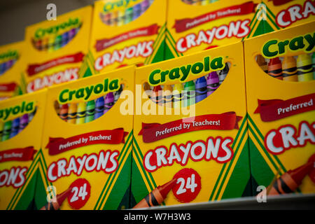 Crayola Wachsmalstifte sind in wieder in die Schule liefert in einem Store in New York am Freitag gesehen, 2. August 2019. (© Richard B. Levine) Stockfoto