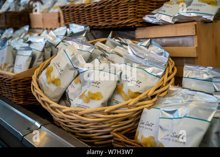 Haus Marke Kartoffelchips füllen, Zähler, nachdem enthaltenen im Dean & DeLuca Stores in Soho in New York am Samstag, den 3. August 2019. Mit Blick auf den Wettbewerb aus einer Vielzahl von anderen Quellen das wegweisende Dean & DeLuca hat eine Reihe von unbezahlten Rechnungen angesammelt und wird nicht durch einige seiner Lieferanten geliefert. (© Richard B. Levine) Stockfoto