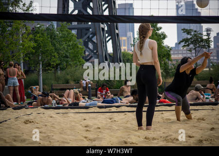 Millennials Menge Domino Park in der Nähe von Williamsburg in Brooklyn in New York in der Sonne am Sonntag zu backen, 4. August 2019. (© Richard B. Levine) Stockfoto