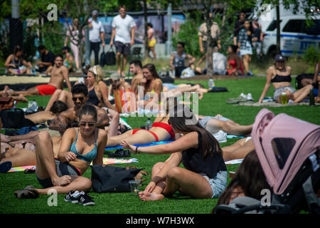 Millennials Menge Domino Park in der Nähe von Williamsburg in Brooklyn in New York in der Sonne am Sonntag zu backen, 4. August 2019. (© Richard B. Levine) Stockfoto