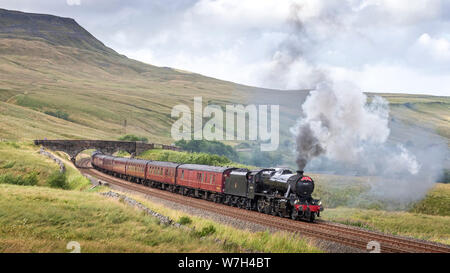 KIRKBY STEPHEN, Cumbria, Großbritannien. 6. AUGUST 2019 - LMS stanier Klasse 8 F Nr. 48151 klettert Ais Gill, Cumbria, während die 1 Z 56 Carlisle zu Chester "Die Dalesman' charter Zug auf dem berühmten Regeln & Carlisle Bahnstrecke. Ais Gill, Cumbria, Großbritannien. 6. August 2019. Foto von Richard Holmes. Credit: Richard Holmes/Alamy leben Nachrichten Stockfoto