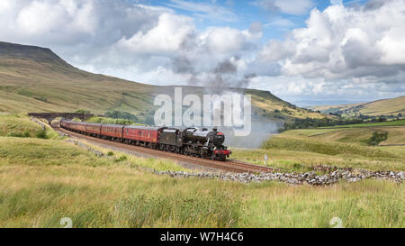 KIRKBY STEPHEN, Cumbria, Großbritannien. 6. AUGUST 2019 - LMS stanier Klasse 8 F Nr. 48151 klettert Ais Gill, Cumbria, während die 1 Z 56 Carlisle zu Chester "Die Dalesman' charter Zug auf dem berühmten Regeln & Carlisle Bahnstrecke. Ais Gill, Cumbria, Großbritannien. 6. August 2019. Foto von Richard Holmes. Credit: Richard Holmes/Alamy leben Nachrichten Stockfoto