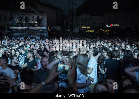 SIBIU, Rumänien - 26. JULI 2019: Menschenmenge Headbangen und Feiern während eines Architekten Rock Konzert in Artmania Festival Stockfoto