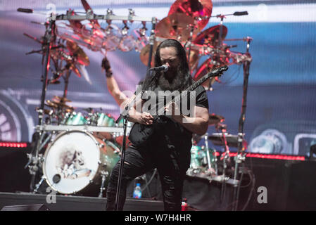 SIBIU, Rumänien - Juli 26, 2019: John Petrucci Guitar Player, Legende von der progressive metal band Dream Theater Live at Artmania Festival Stockfoto