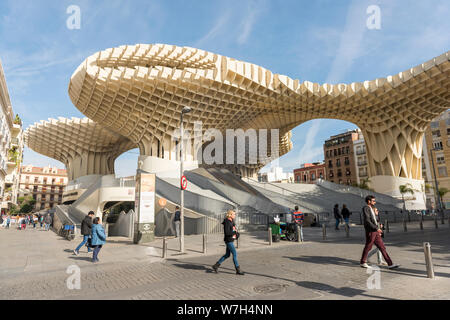 Das Metropol Parasol, ein modernes Gebäude mit einem Wabenförmigen Dach der Markt in der Altstadt von Sevilla Spanien Stockfoto