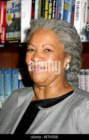 New York, NY, USA. 18. Juni 2003. Thema Toni Morrison mit ihrem Sohn Slade, ihr neues Buch, "Who's Got Game, die Ameise und die Heuschrecke?' bei Barnes & Noble, Union Square in New York City. Morrison, Autor des bahnbrechenden Werke der Literatur auf die schwarze Erfahrung wie "Geliebte, ''Song Salomos' und 'Ula' war der erste Afro-amerikanische Frau, die einen Nobelpreis zu gewinnen. (Bild: © Globus Fotos über ZUMA Drücken) Stockfoto