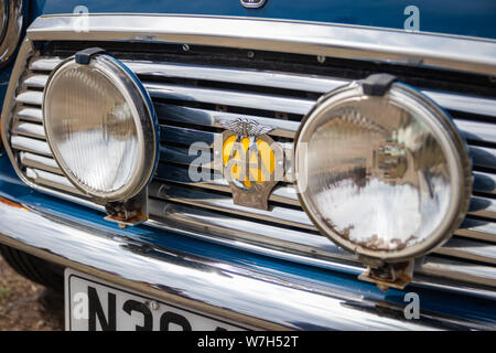 Ein AA oder Automobile Association Badge oder Logo auf der Vorderseite eines Oldtimers mit Chrom Scheinwerfer Stockfoto