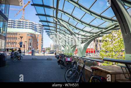 Rotterdam, Niederlande. Juni 27, 2019. Fahrräder auf einem Bürgersteig in der Innenstadt geparkt Stockfoto