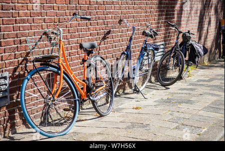 Rotterdam, Niederlande. Juni 27, 2019. Fahrräder auf einem Bürgersteig in der Innenstadt geparkt Stockfoto