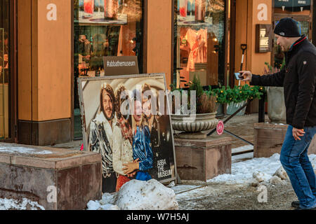 Touristen, die ein Erinnerungsfoto vor dem ABBA-Museum in Stockholm, Schweden. Januar 2019. Stockfoto