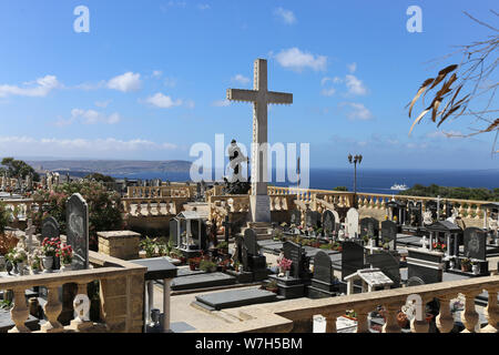 Gräber auf dem Friedhof von der Unbefleckten Empfängnis der Jungfrau Maria Kirche (Tal-Hondoq), Qala, Gozo. Malta Stockfoto