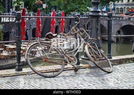 Utrecht, Niederlande. Juli 1st, 2019. Rostiges Fahrrad. Altes Fahrrad auf einem Fluss Kanal im Stadtzentrum Stockfoto