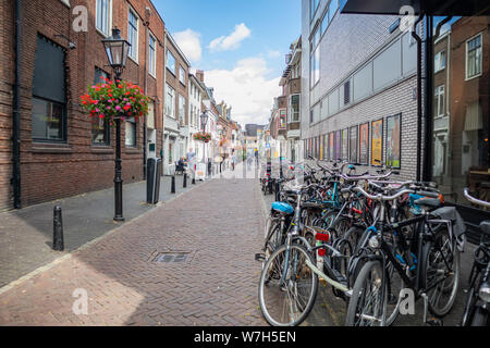 Utrecht, Niederlande. Juli 1st, 2019. Fahrräder auf einem Bürgersteig in der Innenstadt geparkt Stockfoto