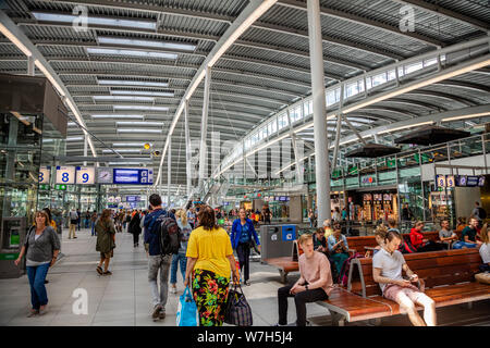 Utrecht, Niederlande, 1. Juli 2019. Utrecht Centraal, Central Station. Menschen zu Fuß oder Warten Stockfoto