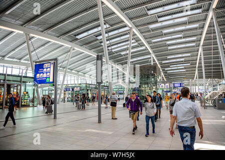 Utrecht, Niederlande, 1. Juli 2019. Utrecht Centraal, Central Station. Menschen zu Fuß oder Warten Stockfoto