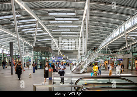 Utrecht, Niederlande, 1. Juli 2019. Utrecht Centraal, Central Station. Menschen zu Fuß oder Warten Stockfoto