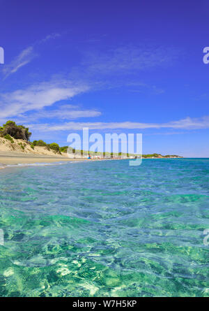 Die schönsten Sandstrände von Apulien Salento Küste: Alimini Strand, ITALIEN (Lecce). Stockfoto