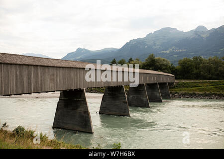Die alte Rheinbrücke, eine überdachte Holzbrücke über den Rhein aus Vaduz, Liechtenstein, die Schweiz und die Alpen. Stockfoto