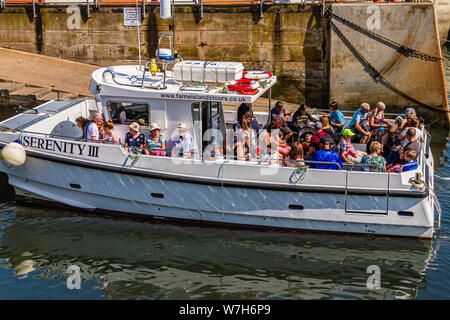 Touristen an Bord der Serenity 3, eine Bootsfahrt zu den Farne Islands, die aus dem Hafen von Nevsehir, Northumberland, Großbritannien. Juli 2019. Stockfoto