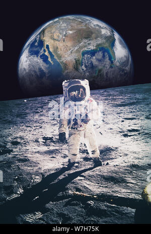 Astronauten auf dem Mond mit der Erde im Hintergrund. Elemente dieses Bild von der NASA eingerichtet Stockfoto
