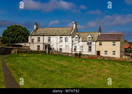 Die Krone und die Anchor Inn, ein Pub mit Unterkunft auf der heiligen Insel von Lindisfarne. Northumberland, Großbritannien. Juli 2019. Stockfoto