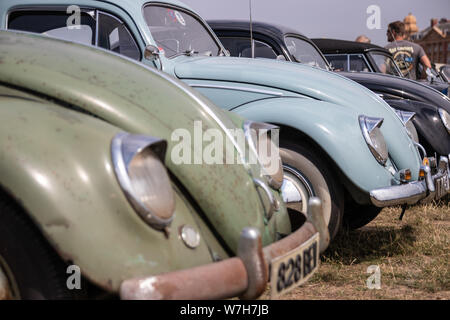 Eine Reihe von alten oder Vintage VW oder VW Käfer Autos an einem Auto Show Stockfoto