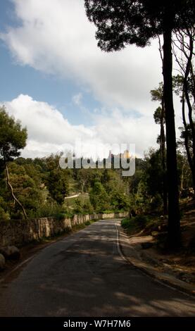Weiter Sie nach Lissabon finden Sie Sintra, das berühmt ist für seine Burg Palácio Nacional da Pena den Gärten ist Stockfoto