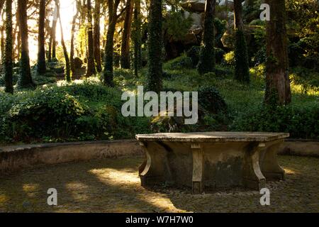 Weiter Sie nach Lissabon finden Sie Sintra, das berühmt ist für seine Burg Palácio Nacional da Pena den Gärten ist Stockfoto