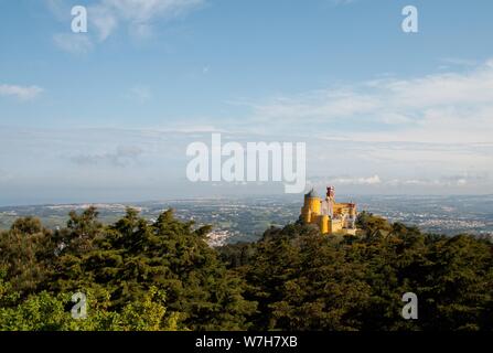 Weiter Sie nach Lissabon finden Sie Sintra, das berühmt ist für seine Burg Palácio Nacional da Pena den Gärten ist Stockfoto