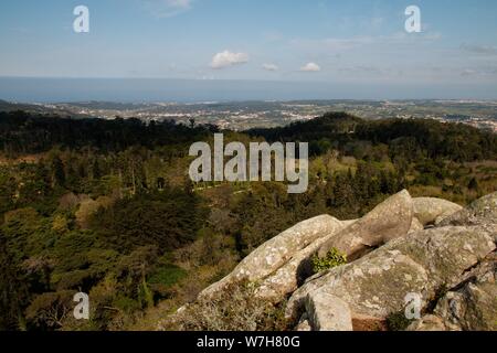 Weiter Sie nach Lissabon finden Sie Sintra, das berühmt ist für seine Burg Palácio Nacional da Pena den Gärten ist Stockfoto