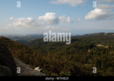 Weiter Sie nach Lissabon finden Sie Sintra, das berühmt ist für seine Burg Palácio Nacional da Pena den Gärten ist Stockfoto