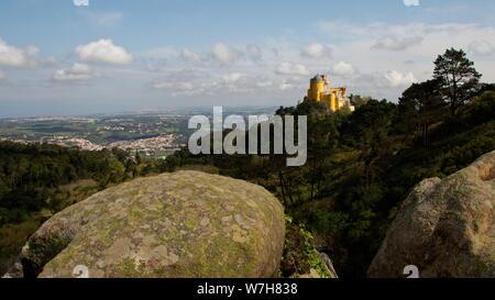 Weiter Sie nach Lissabon finden Sie Sintra, das berühmt ist für seine Burg Palácio Nacional da Pena den Gärten ist Stockfoto