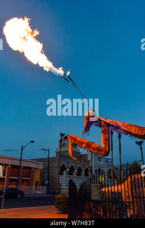 Feuer schießen Mantis am Container Park auf der Fremont Street, Downtown Las Vegas. Stockfoto