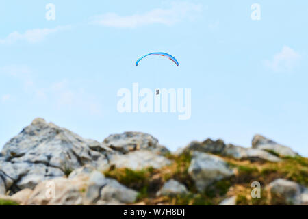 Paragliding über den Gardasee vom Monte Baldo Berg. Panoramablick auf Lago di Garda, Venetien Region Italien Stockfoto