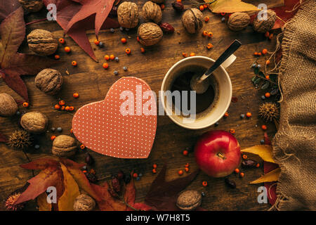 Flach Blick von oben auf die Kaffeetasse und Geschenkbox auf Tisch mit herbstlichen Früchten und trocken ahornblätter eingerichtet Stockfoto