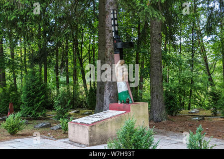Borne Sulinowo, Polen. 3., August 2019 Denkmal der Iwan Poddubny - eine Hand mit einem PPSh-41 russisch-sowjetischen Maschinenpistole auf der nördlichen Gruppe der Sowjetischen Armee befinden sich in Borne Sulinowo, Polen gesehen Am 3. August 2019 Borne Sulinowo zwischen 1945 und 1992 wurde eine geheime sowjetische Militärbasis, von allen polnischen Karten gelöscht und es war nicht bis 1992, polnische Firma übertragen. In offiziellen Dokumenten wurden Waldflächen genannt und blieb ein Geheimnis für fast 50 Jahre. In 344 Gräber sind sowjetische Soldaten begraben, ihre Familien und zivilen sowjetischen Armee Arbeitnehmer. © vadim Pacajev/Alamy Live Ne Stockfoto