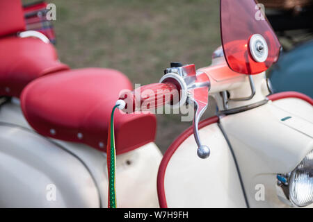 Eine Nahaufnahme der Drossel oder Lenker auf einem lambretta Roller oder Moped Stockfoto