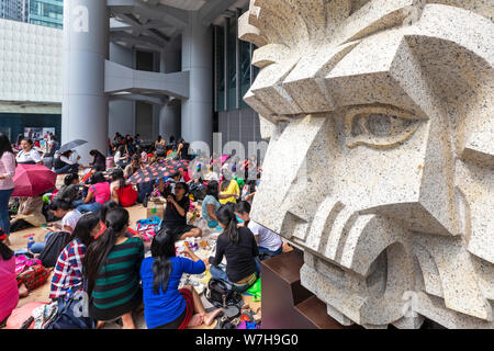 Filipino Arbeiter an der HSBC Gebäude am Tag aus, Hong Kong, SAR, China Stockfoto