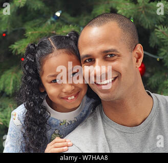 Vater und Tochter feiern Weihnachten Stockfoto