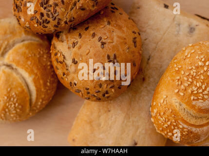 Brötchen Brot mit Samen der Sonnenblume mit anderen Brötchen im Hintergrund gefüllt Stockfoto