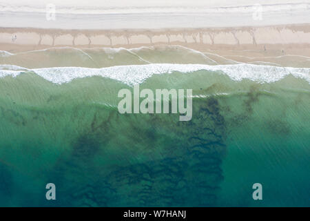 Die Gewässer des Atlantischen Ozeans baden einen malerischen Strand auf Cape Cod, Massachusetts. Diese schöne Gegend von New England ist ein beliebtes Urlaubsziel. Stockfoto