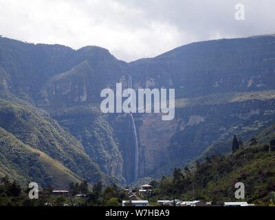 Die üppige Vegetation des peruanischen Amazonas Regenwald. Gocta Wasserfall im Hintergrund. Panoramablick. Stockfoto